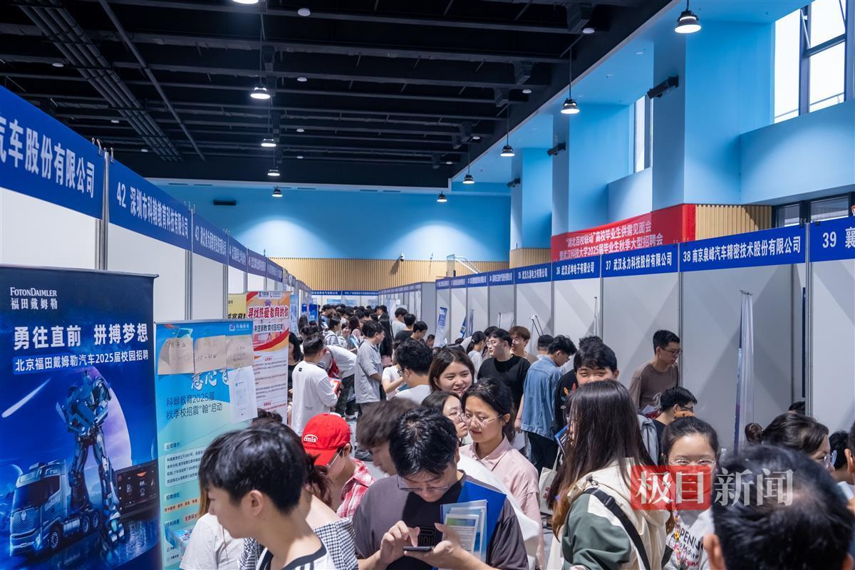 招聘会现场。通讯员 高文帅 摄.jpg