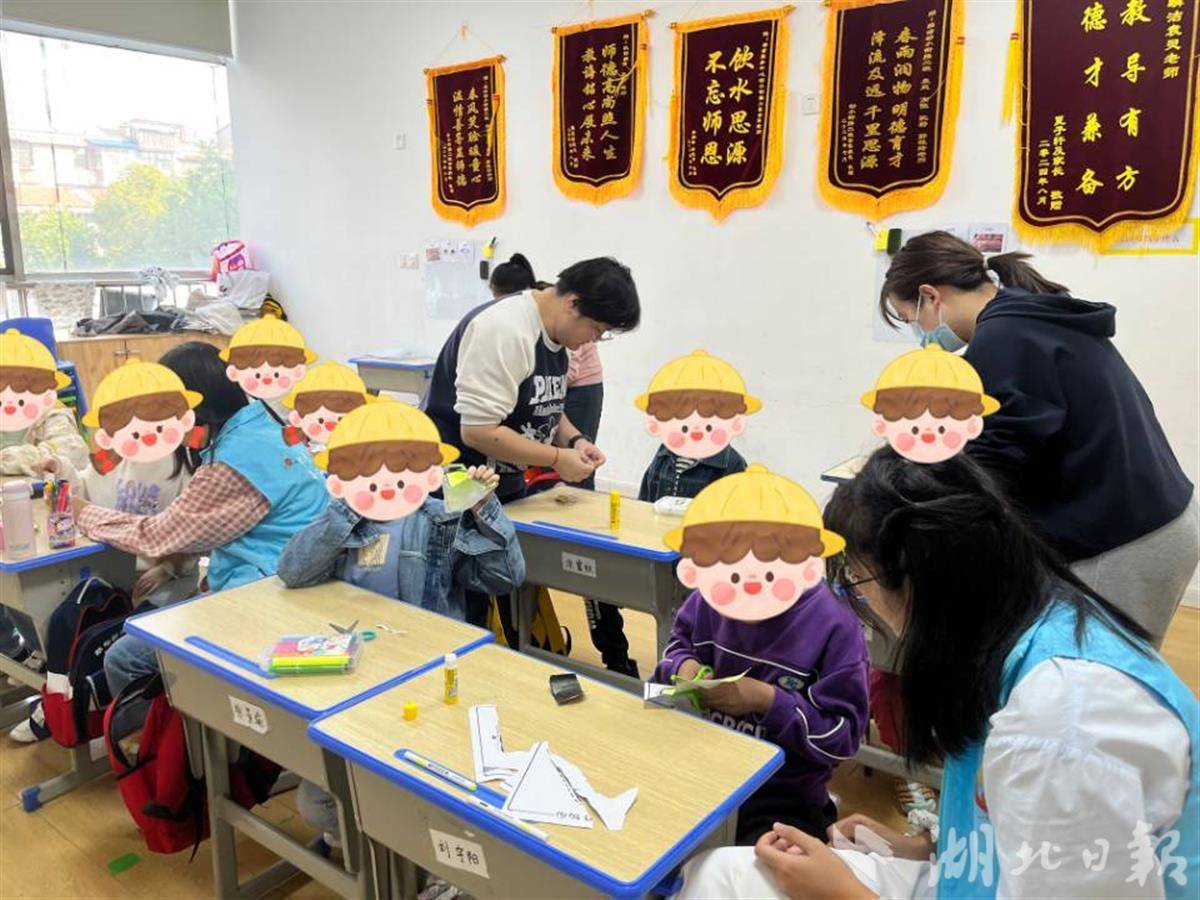 志愿者们与自闭症儿童相伴