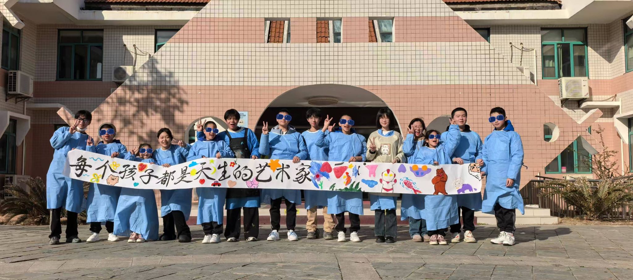 团队与福利院儿童合照。学校供图