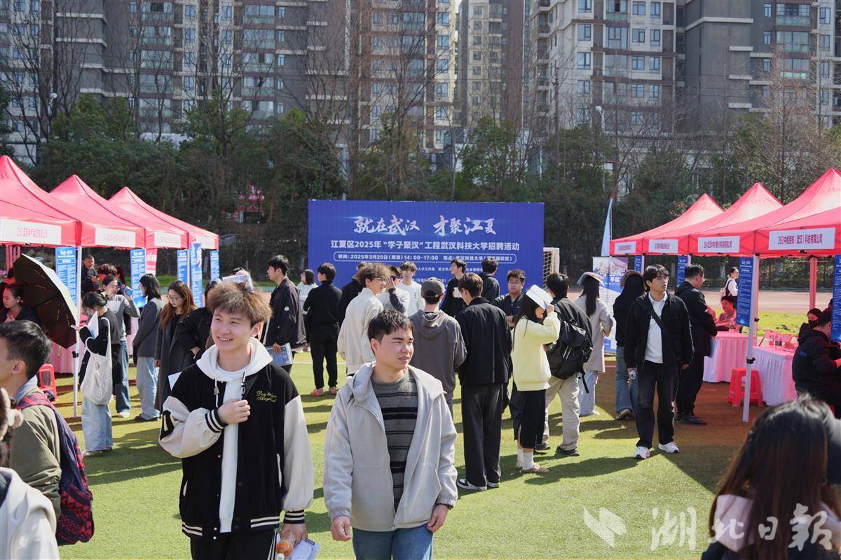 招聘会展板。通讯员 孙正恒 摄