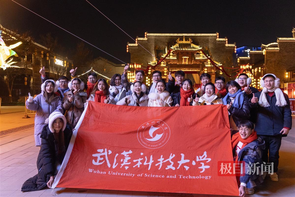 演出结束后合影。学校供图.jpg 演出结束后合影。学校供图.jpg