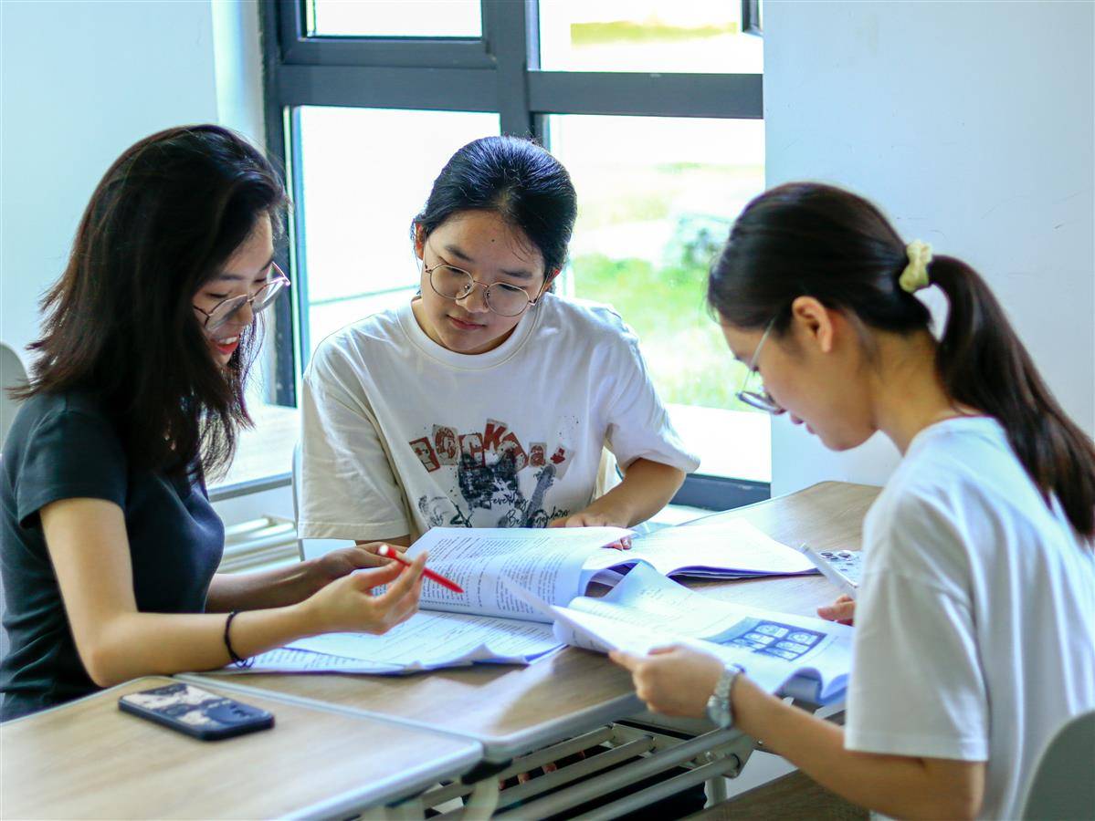 选手赛前针对题目进行讨论。通讯员 王铭浩 摄.jpg