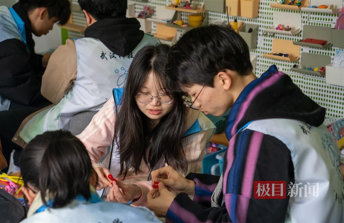 管理学院教学生做花。通讯员 高文帅 摄.JPG 管理学院教学生做花。通讯员 高文帅 摄.JPG