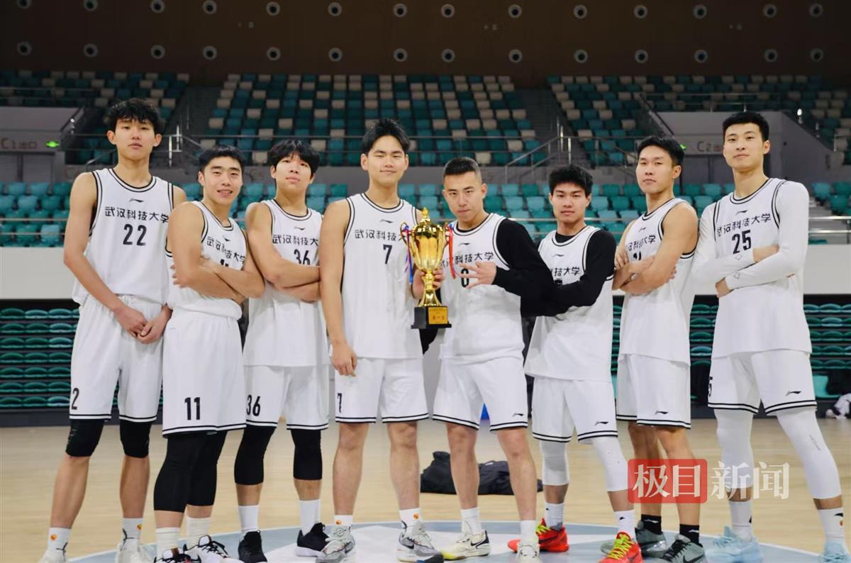 队员夺冠合照。学校供图.JPG 队员夺冠合照。学校供图.JPG