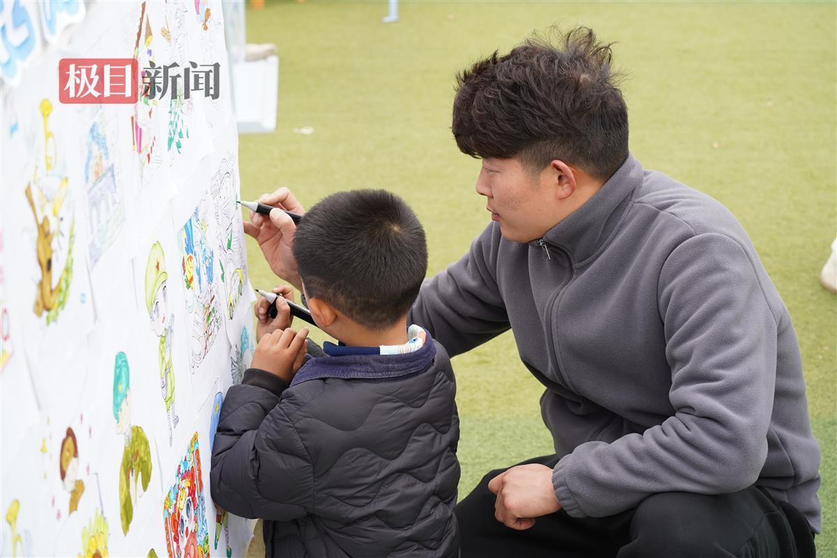 志愿者与小朋友一同作画。通讯员 孙正恒 摄.JPG
