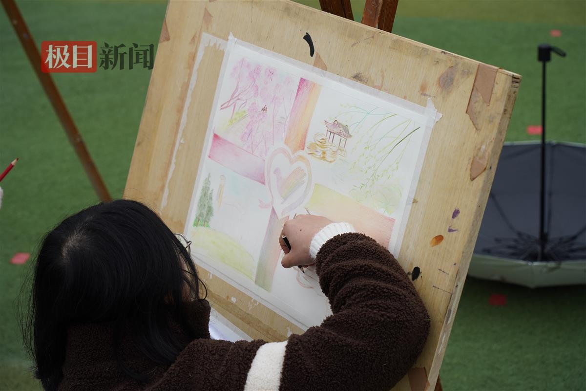 医学部青队作画。通讯员 孙正恒 摄.JPG