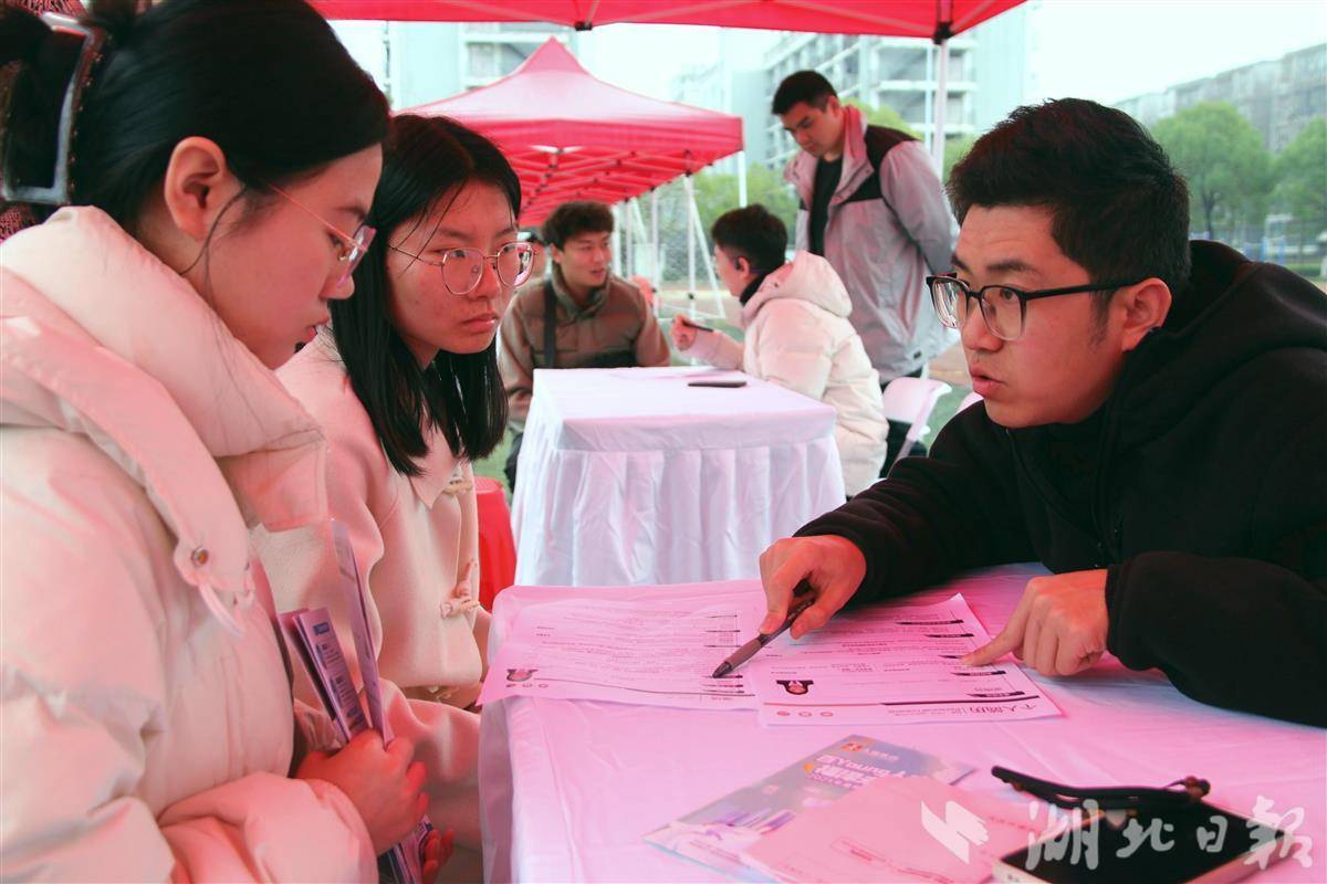 ”简历诊所“里武科大教师指导学生。通讯员 肖宇瑄 摄