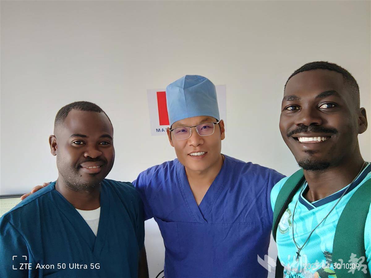 班南山（右一）与王宝峰、当地医生合影 本人供图.jpg